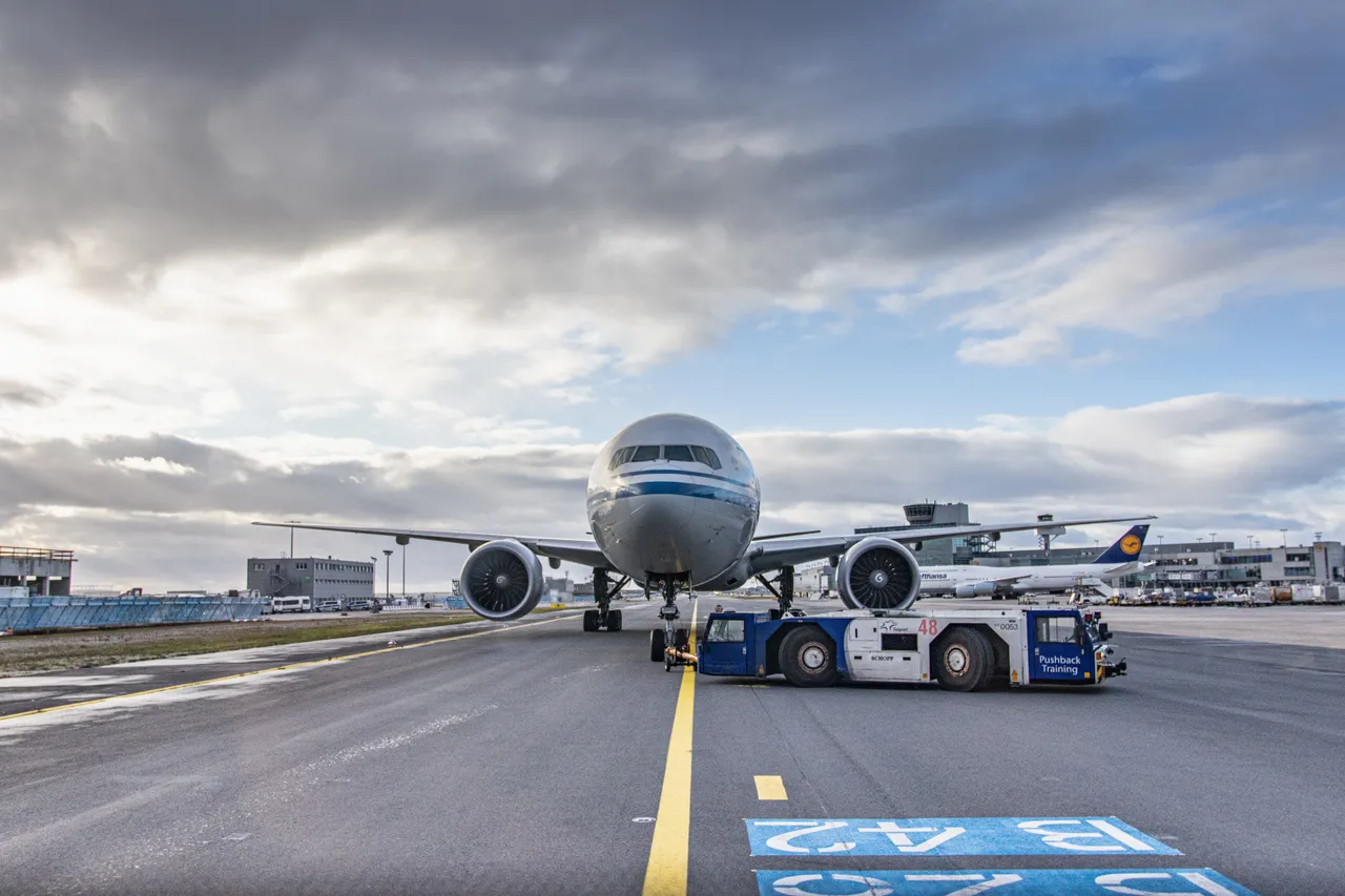 Flugzeug auf dem Vorfeld am Flughafen Hamburg (HAM)