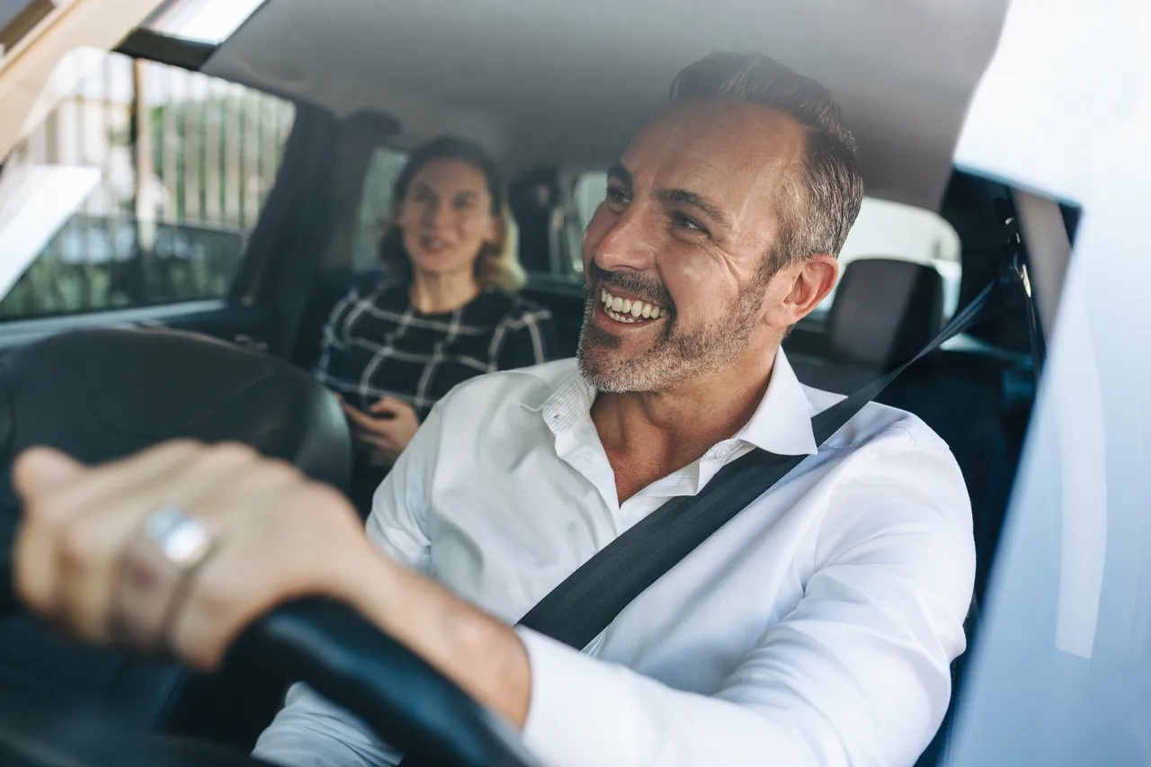Fahrer bringt eine Fahrgästin ans Ziel