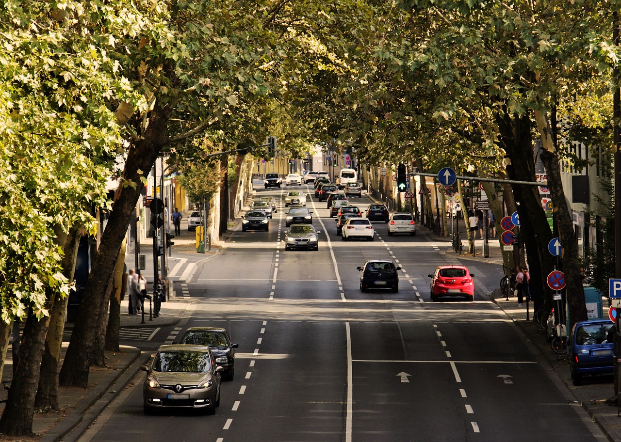 Stadt Innenstadt Verkehrs Straße Autos Bäume Großstadt