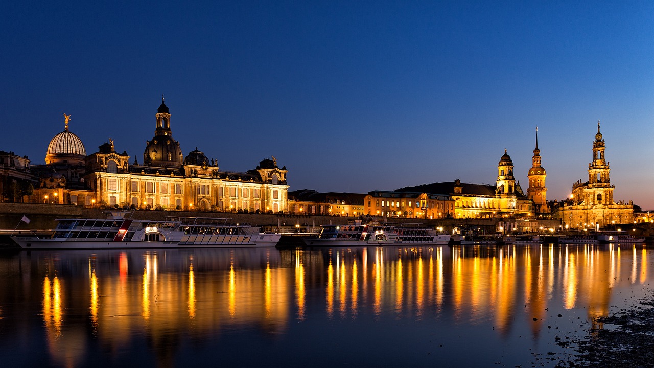 Dresden Altstadt Nacht Historisch Gebäude Architektur Schloss Gold