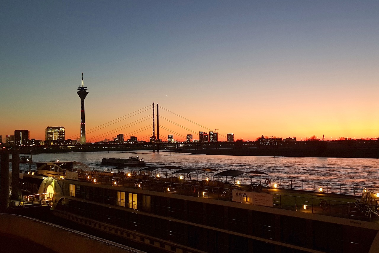 Düsseldorf Sonnenuntergang Ruhrgebiet Fluss Innenstadt Großstadt Metropole