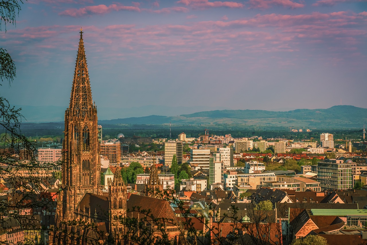 Freiburg im Breisgau Luftaufnahme Kirche Altstadt Abend