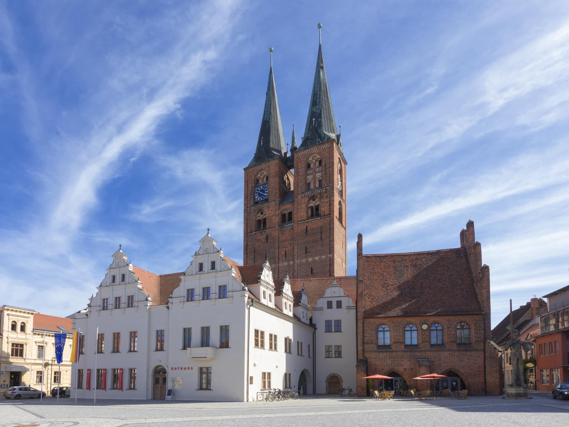 Stendaler Stadtbild mit Rathaus und Marienkirche