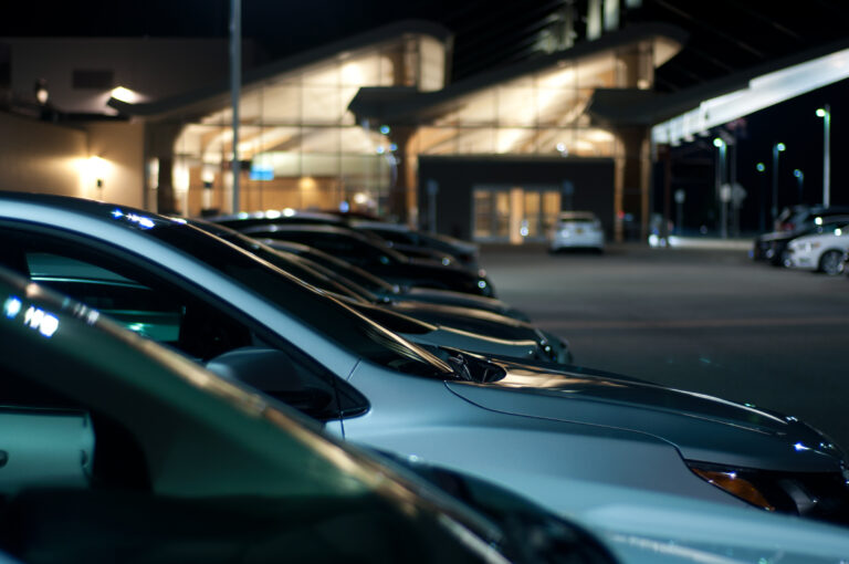 autos auf einem betriebsfuhrpark in der nacht