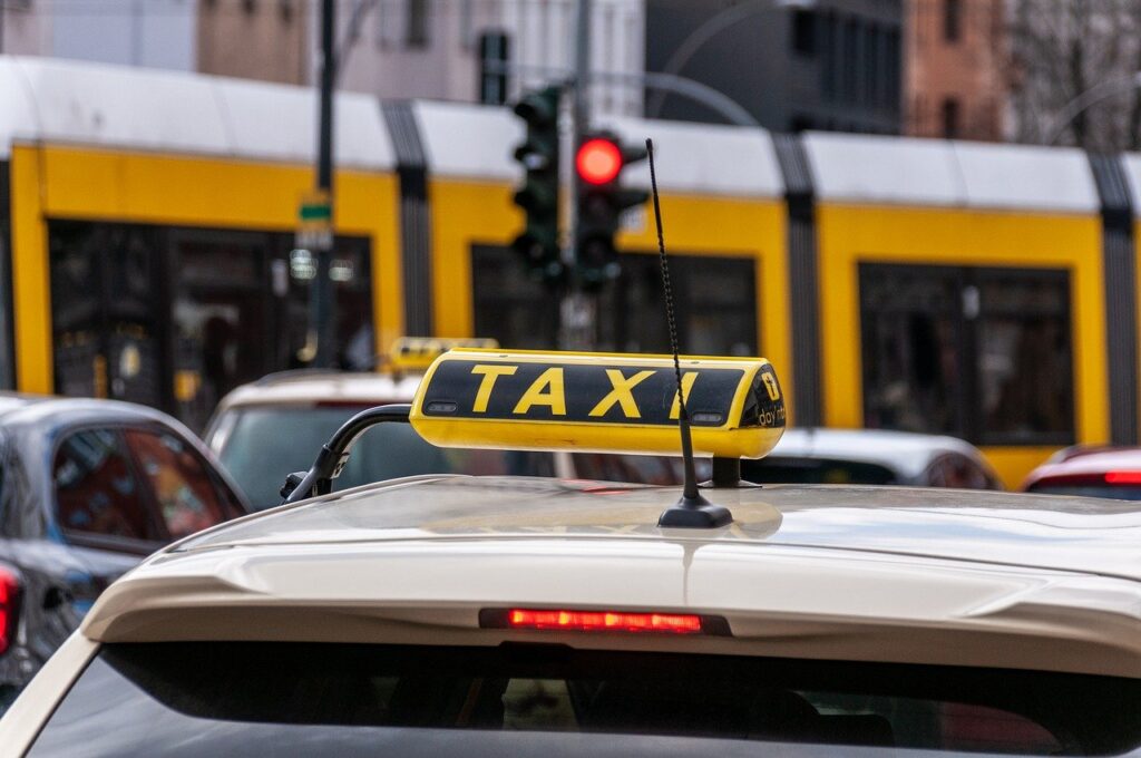 taxi an der roten ampel an einer stadt