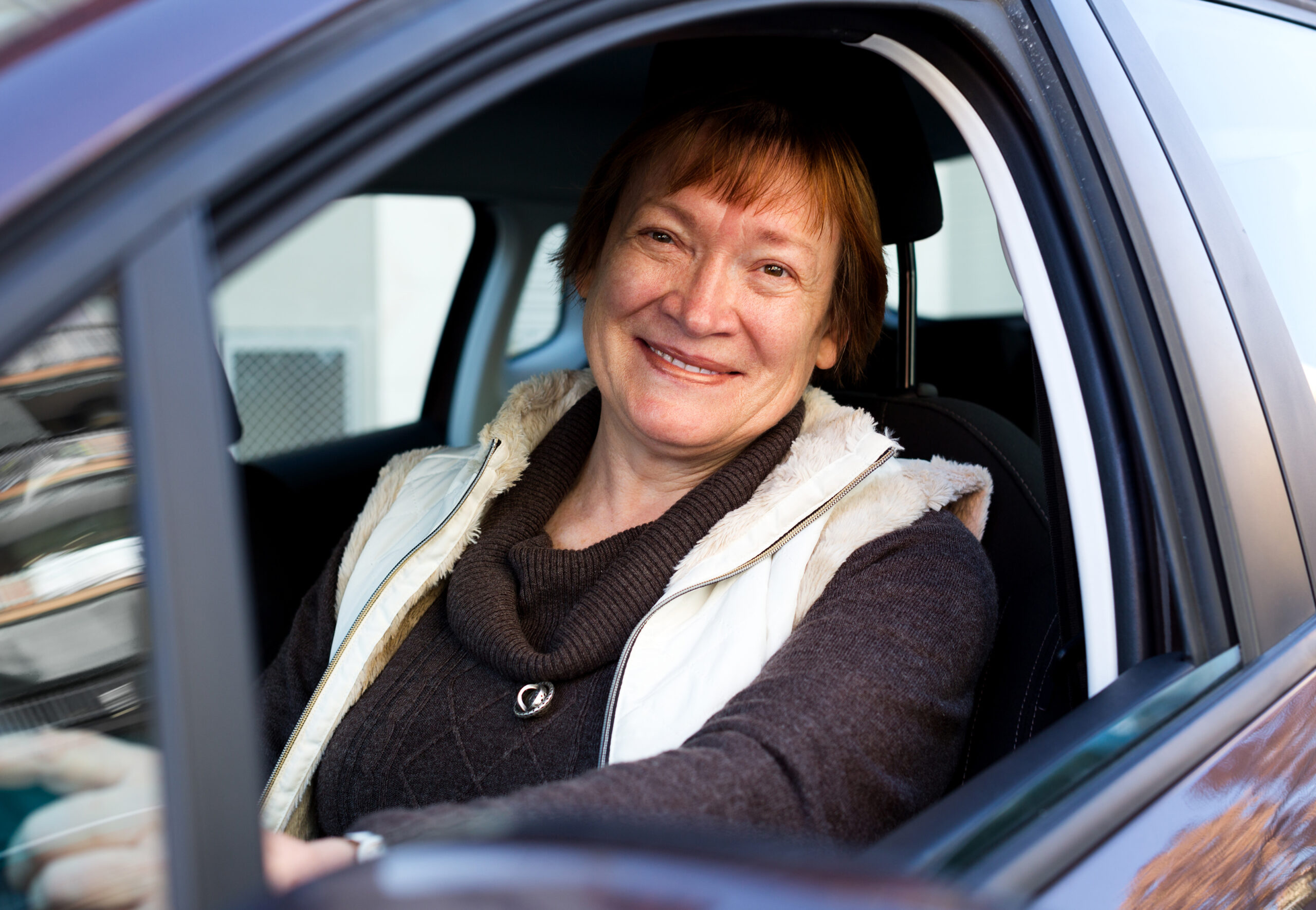 Weibliche Fahrerin eines Taxis