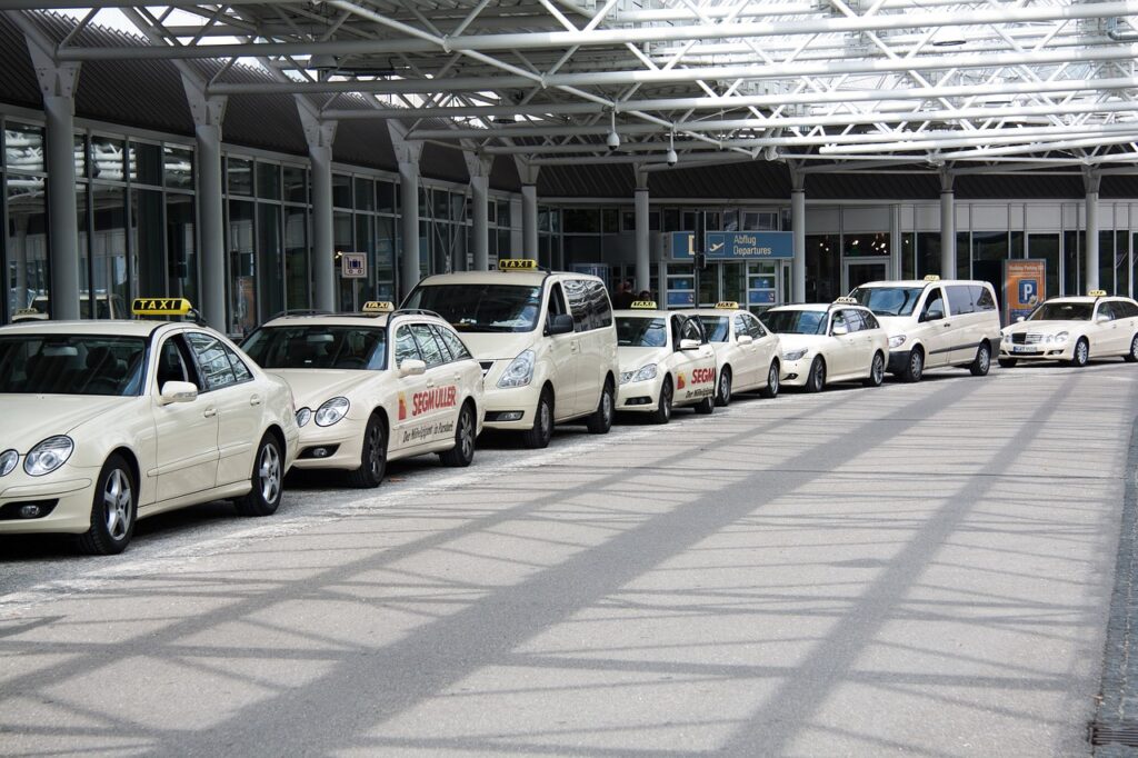 viele taxis die am flughafen auf fahrgäste warten